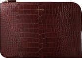 Burgundische clutch met krokodillenprint, gouden 'SELENCIA' logo en ritssluiting.
