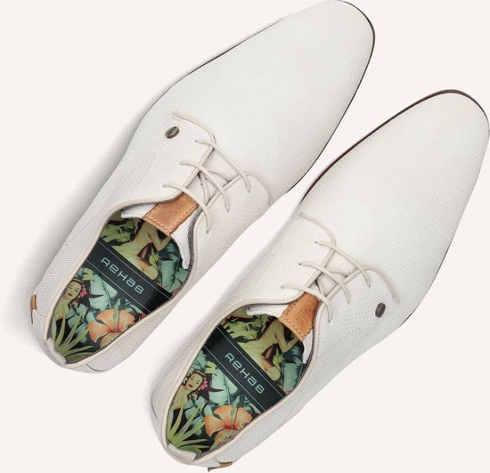 Witte veterschoenen met tropische print op de binnenzool.
