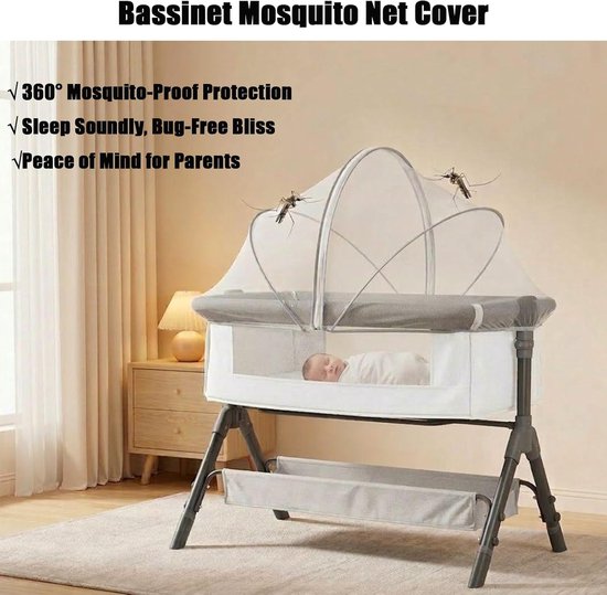 Een baby slaapt in een wit babynestje met klamboe. Twee muggen zijn boven de klamboe afgebeeld. Tekst: Bassinet Mosquito Net Cover.