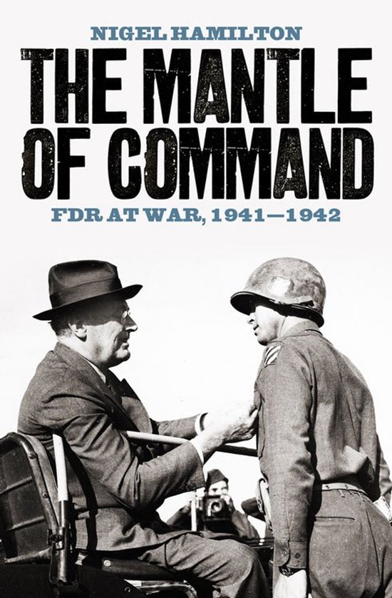 Boekomslag van 'The Mantle of Command: FDR at War, 1941-1942', met een man in een hoed die een soldaat in een helm een medaille opseld.