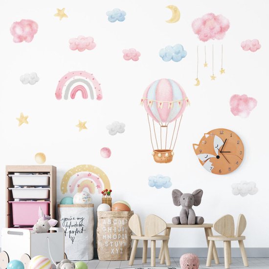 Décoration murale avec des nuages roses et bleus, un arc-en-ciel, une lune, une montgolfière et une horloge renard.