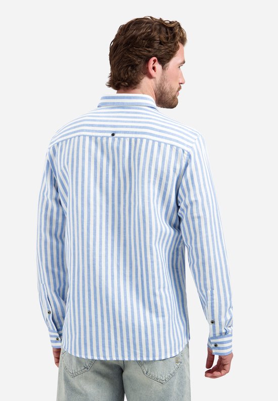 Man, achterkant, wit overhemd met brede blauwe strepen, lange mouwen, kraag.