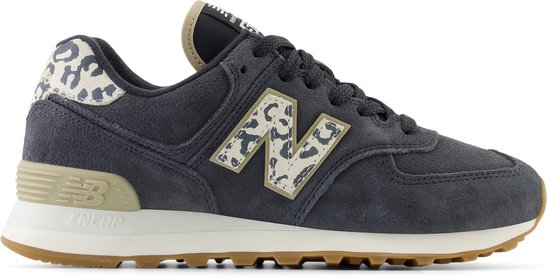 Grijze New Balance 574 sneaker met beige 'N' logo met luipaardprint en beige hielstuk met luipaardprint. Gummi zool.