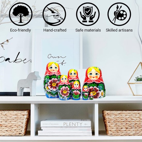 Zeven handgeschilderde Russische nestpoppen met bloemenpatronen, op een witte plank met decoraties en manden.