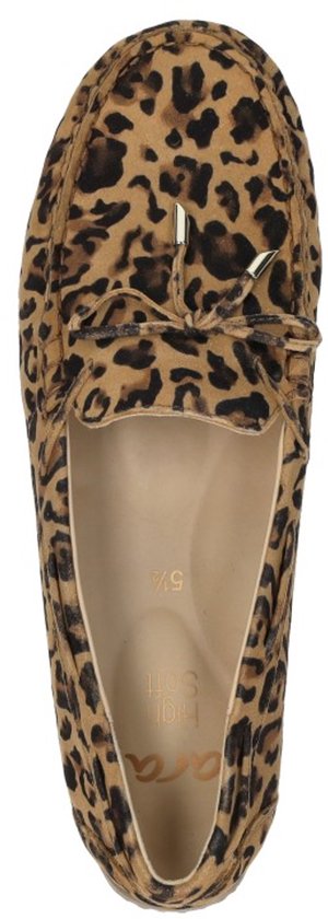 Bovenaanzicht van een cognac kleurige loafer met luipaardprint en strikdetail. De binnenzool toont het merk.