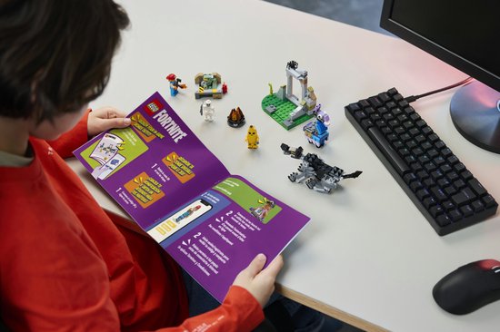 Instructions de montage LEGO Fortnite avec des pièces détachées et des figurines.