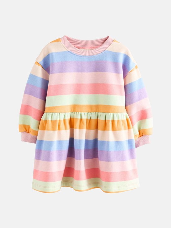 Een gebreide jurk met lange mouwen en een taille-elastiek, met horizontale strepen in pastelkleuren.