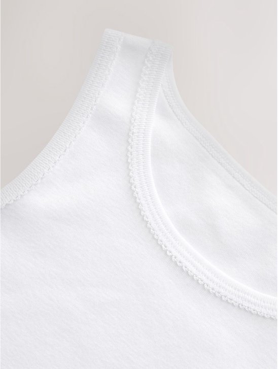 Wit hemd met decoratieve stiksels langs de halslijn.