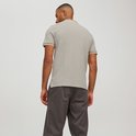 Man draagt de achterkant van een lichtgrijs poloshirt met beige kraag en manchetten met witte bies.