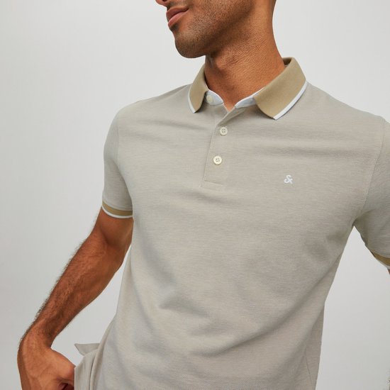 Lichtgrijs poloshirt met beige kraag en witte bies, close-up van de hals.