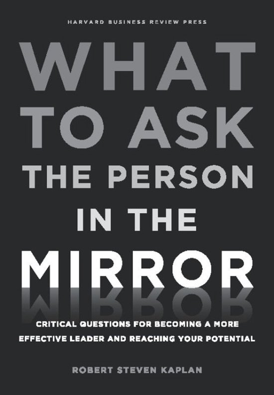 Boek "What to Ask The Person in the Mirror" van Robert Steven Kaplan, met de titel in grote letters op een donkere achtergrond.