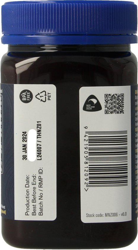 Achterkant pot Manuka Honing met blauw deksel. Productiedatum, batchnummer en streepjescode.