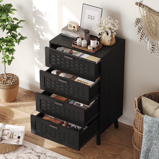 Zwarte hoge ladekast met 4 openstaande lades, deuren met gevlochten rotan look, op houten pootjes.