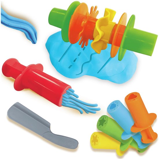 Kleurrijke kleigereedschappen: een rode kleispuit, een grijze schraper, een roller met tandwielen, en meerdere gekleurde stempels.