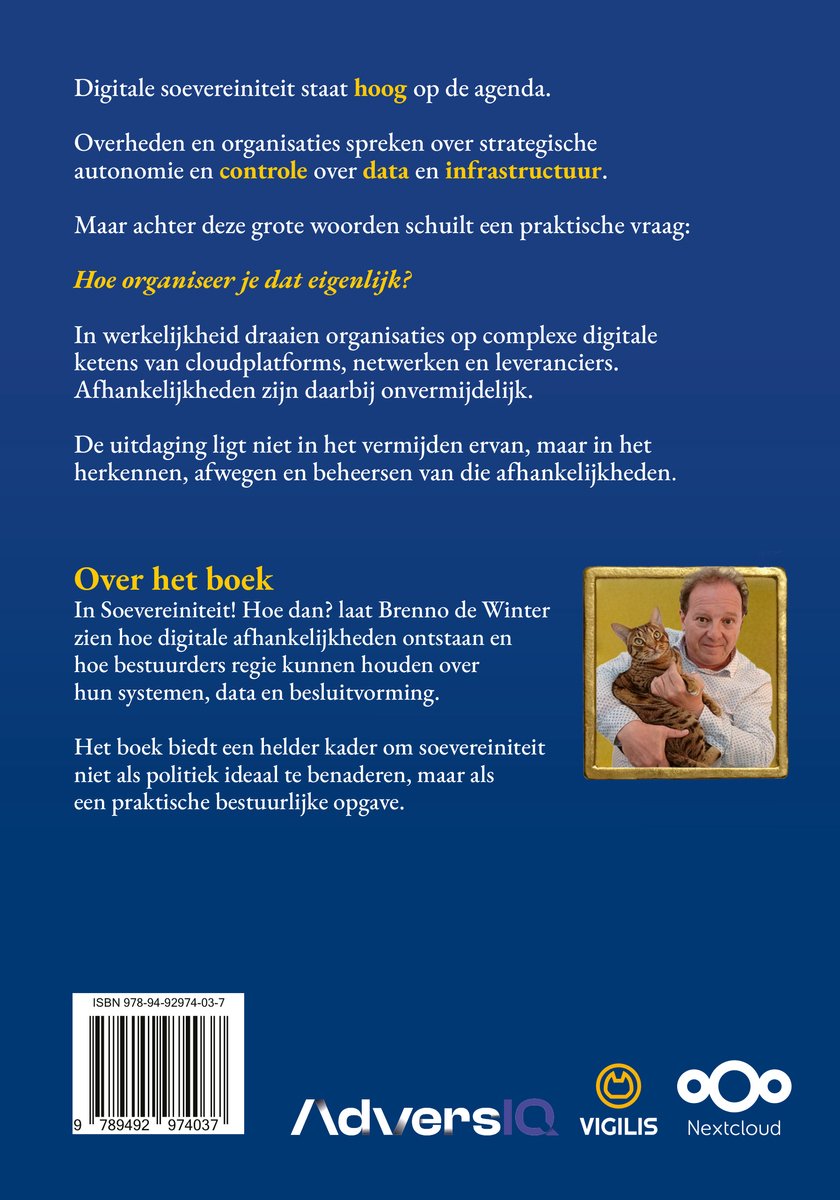 Boek met op de achtergrond een man met een kat. Tekst: "Soevereiniteit! Hoe dan?"