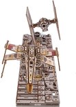 Houten 3D-model van een X-wing Starfighter op een landingsplatform, met een TIE Fighter erboven.