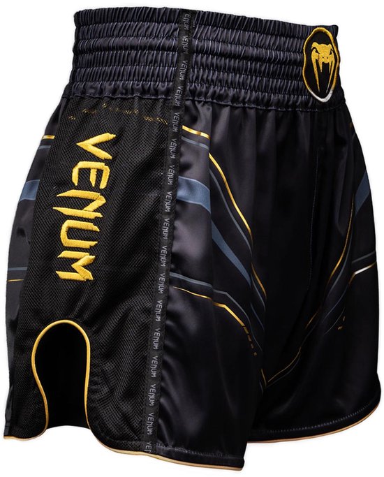 Zwarte Muay Thai shorts met gouden "VENUM" logo op de zijkant, mesh inzetstukken en gouden en grijze lijnen.