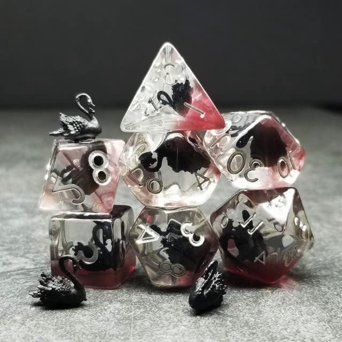 Veelvlakse Dobbelstenen Set - RPG Dobbelstenen - Tafelspel Avonturen - Met Zwarte Zwaan Design - 7 Stuks - Transparant Rood