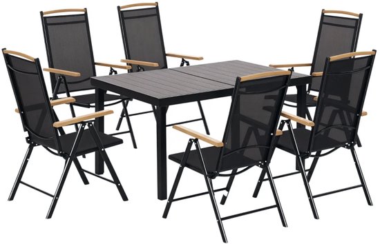 Zwarte tuintafel met zes zwarte klapstoelen met houten armleuningen, op een witte achtergrond