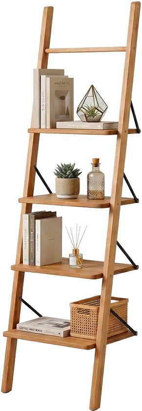Houten ladderrek met vier planken, gevuld met boeken, decoraties en een mandje.