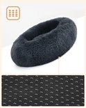 Donkergrijs, pluizig hondenbed met antislip noppen op de onderkant.