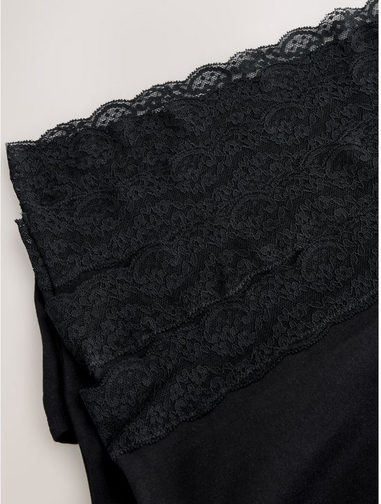Detail van de zwarte slip met dubbele kanten rand.