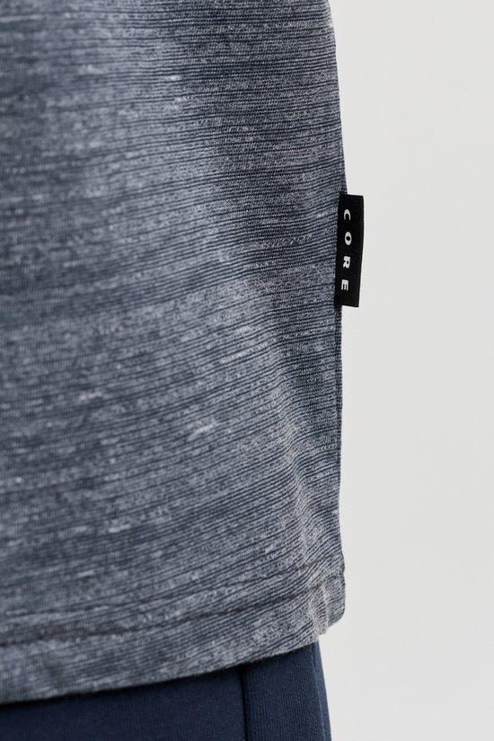 Detail van een donkerblauw, gemêleerd T-shirt met een zwart 'CORE' label op de zijkant.