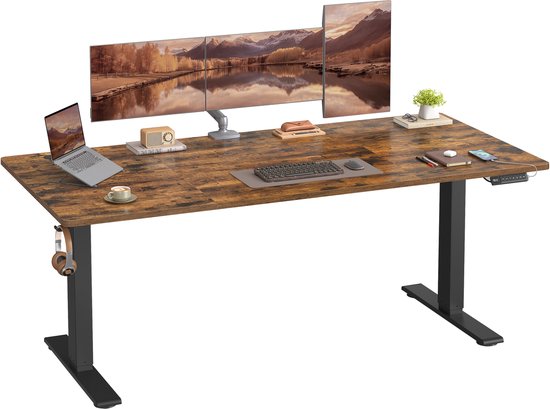 Bureau électrique assis-debout avec un plateau en bois rustique vieilli et des pieds noirs, isolé sur fond blanc. Un ordinateur portable, un clavier et des accessoires y sont placés.