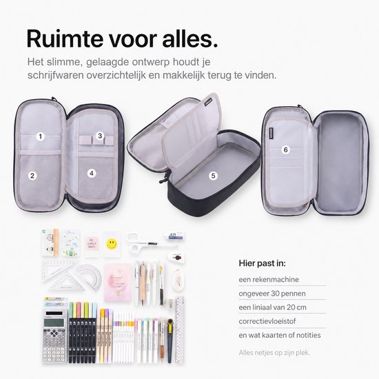 Zwarte pennendoos open met genummerde compartimenten en een selectie van schoolspullen, inclusief pennen en een rekenmachine.