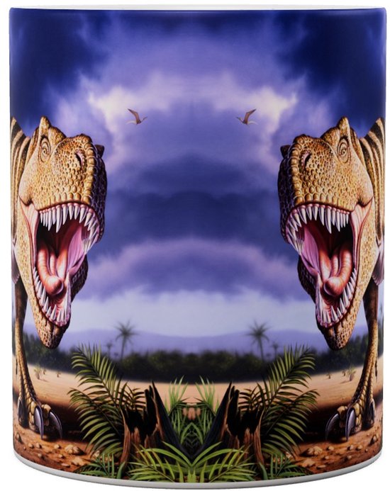 Mok met twee T-Rex dinosaurussen die elkaar aankijken op een tropische achtergrond met donkere wolken.