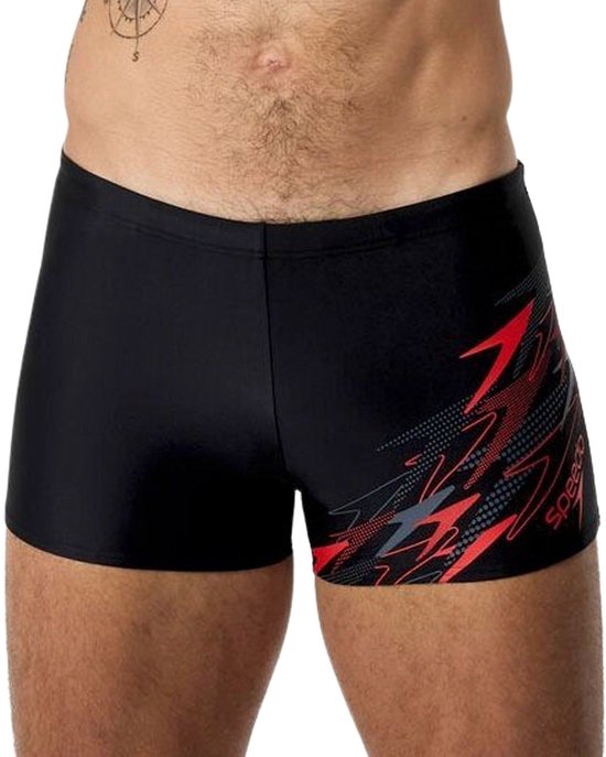 Zwarte zwemshort met dynamische rode en grijze print op de zijkant. Speedo logo zichtbaar.