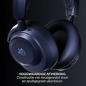 Close-up van de donkerblauwe SteelSeries headset, constructie van koudgewalst staal en aluminium.