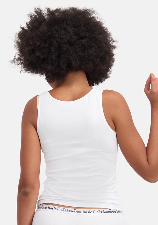 Achterkant van een witte singlet gedragen door een vrouw met afro.