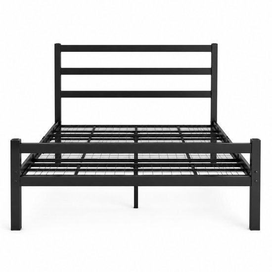Zwart metalen bedframe met een rechte, horizontale hoofdsteun en een lattenbodem.