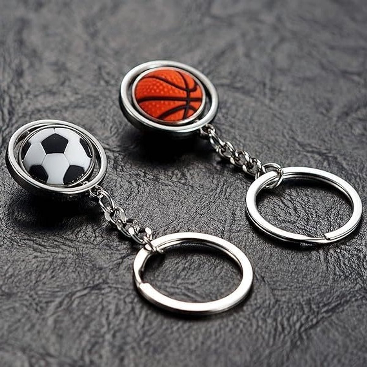 3D Rotating Voetbal Sleutelhanger - Perfect Cadeau voor Voetbalfans en Spelers, Zilveren Sleutelhanger voor Sportliefhebbers