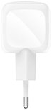 Witte USB-C-wandlader met één platte stekker aan de onderkant.