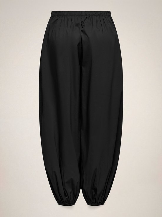 Achterkant van een zwarte ballonbroek.