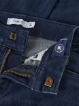 Sluiting van een donkerblauwe skinny jeans met drukknoop, ritssluiting en verstelbare tailleband.