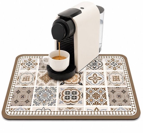Afdruipmat met retro tegelprint, 20x30cm, onder een koffiezetapparaat.