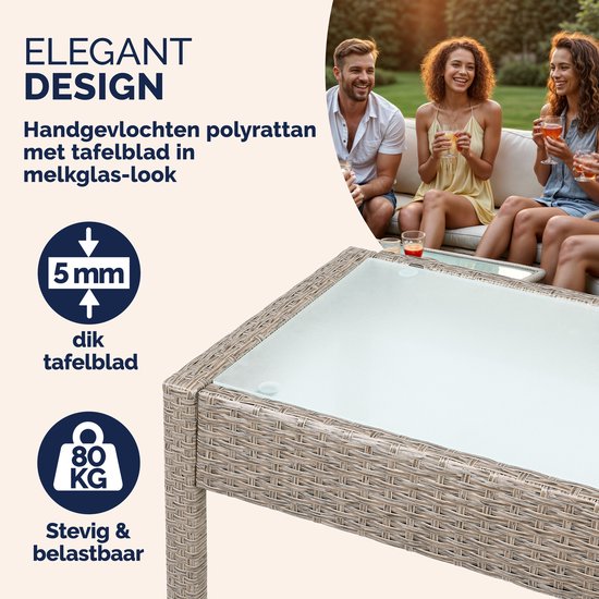 Gedetailleerd beeld van een taupe polyrattan stoel met glasplaat tafel. Groep mensen op de achtergrond.