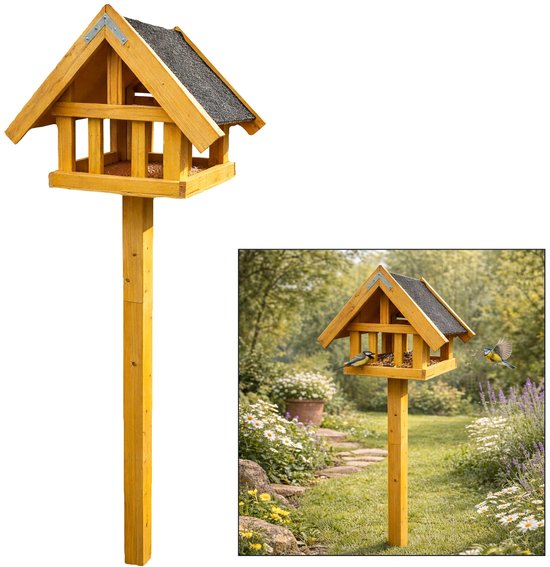 Houten vogelvoederhuisje met bitumen dak op een staander, in een tuin met vogels.
