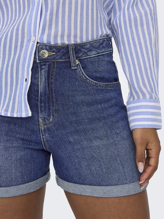 Detail van denim shorts met opgerolde zoom.