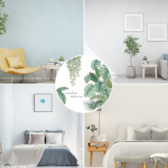 Vier afbeeldingen tonen een muursticker met groene Monstera deliciosa bladeren en hangende varens in verschillende interieurs, inclusief een woonkamer en slaapkamer.
