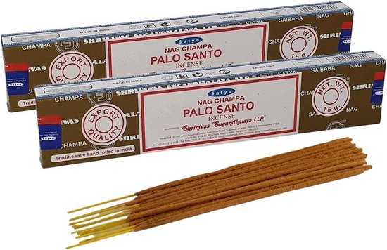 Twee dozen Satya Nag Champa Palo Santo wierook met een bosje wierookstokjes ervoor. Traditioneel handgerold in India.