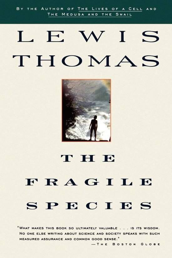 Boek "The Fragile Species" van Lewis Thomas, met een afbeelding van een eenzame figuur in een mistig landschap.