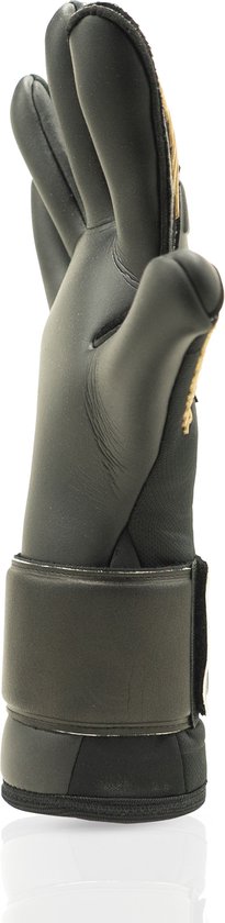 Zwarte keepershandschoen met gouden accenten, zijkant zichtbaar.