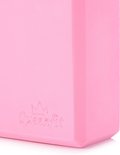 Roze Queenfit yogablok van schuim, close-up van het ingebedde logo.