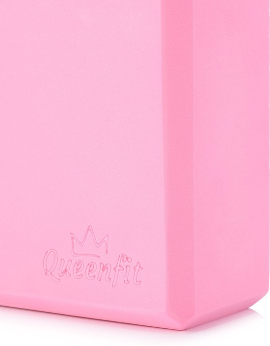Roze Queenfit yogablok van schuim, close-up van het ingebedde logo.