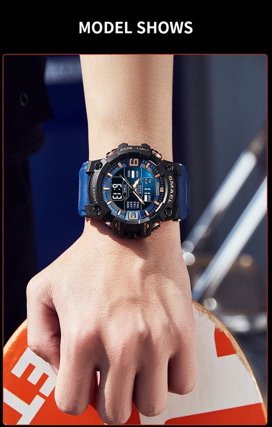 Man met Smael sporthorloge om de pols. Het horloge heeft een blauwe band en koperkleurige accenten.