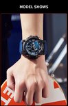 Man met Smael sporthorloge om de pols. Het horloge heeft een blauwe band en koperkleurige accenten.